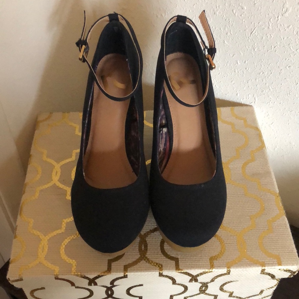 Report Shoes Black Lucy